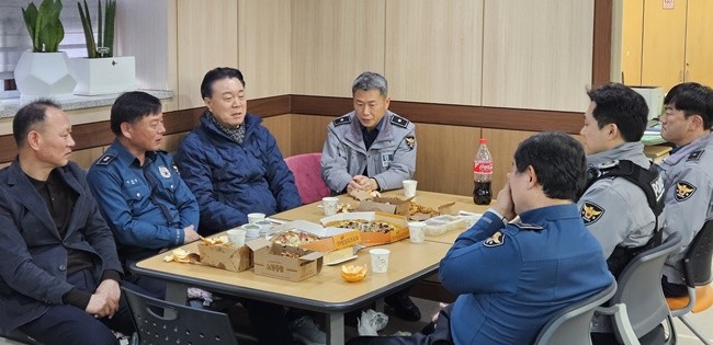 구복규 화순군수가 읍내지구대를 방문하여 격려하고 있다.