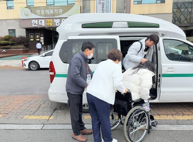 순천시보건소에서 구급차와 의료진을 파견시켜 산모의 안전한 이송을 돕고 있다.