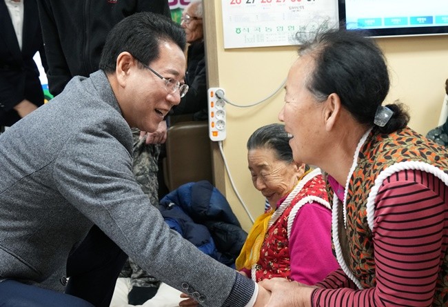 김영록 전라남도지사가 30일 2024년 마을공동체 최우수마을로 선정된 곡성 죽곡면 삼태마을을 방문, 마을주민들과 인사를 나누고 있다.