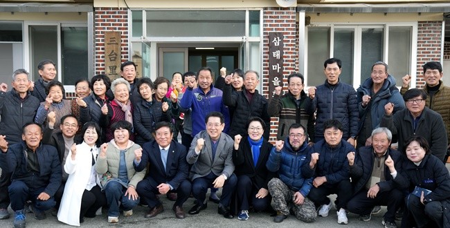 김영록 전라남도지사가 30일 2024년 마을공동체 최우수마을로 선정된 곡성 죽곡면 삼태마을을 방문, 마을주민들과 기념촬영을 하고 있다.