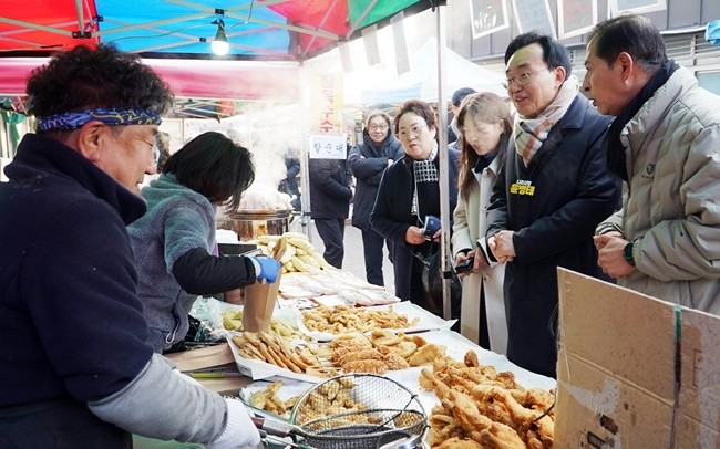 설맞이 전통시장 장보기 행사에 참여하고 있는 윤병태 나주시장