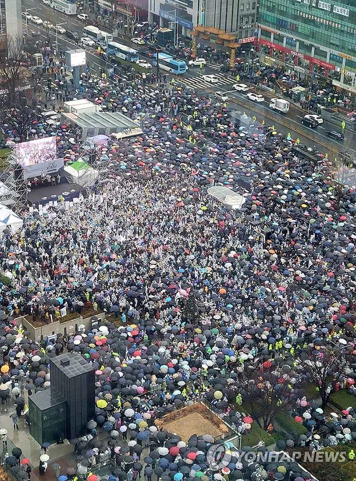 1일 부산역광장에서 개신교 단체 세이브코리아가 국가비상기도회를 열고 윤석열 대통령 탄핵 반대와 석방을 촉구하고 있다. / 연합뉴스