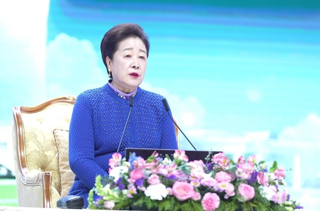 세계평화통일가정연합 세계연합예배에서 특별말씀을 하는 한학자 총재.