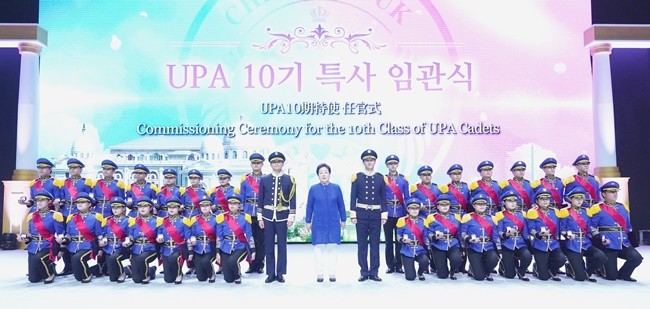 세계평화통일가정연합 세계연합예배에서 천주평화사관학교(UPA) 10기 임관식에 참석한 청년특사들이 한학자 총재와 기념 촬영하고 있다.