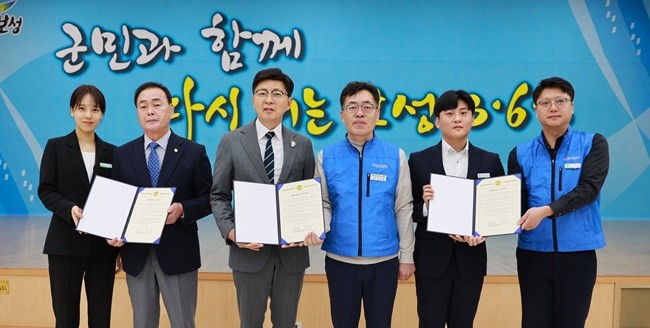 보성군은 3일 보성군청 대회의실에서 ‘2025년 반부패․청렴 실천 결의 및 서약식’을 가졌다(왼쪽부터 정윤정 보성군의회 대표_김경열 보성군의회 의장_김철우 보성군수_안시영 보성군공무원노동조합 위원장_용채순 보성군청 대표_박양규 보성군공무원노동조합 대표)