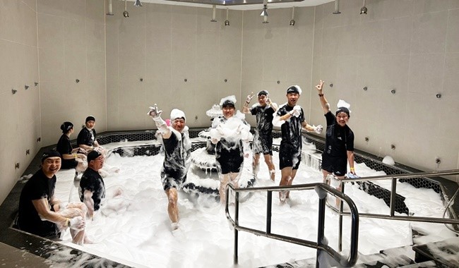 완도해양치유센터를 찾은 대만 관광객들(해조류 거품 테라피 이용)