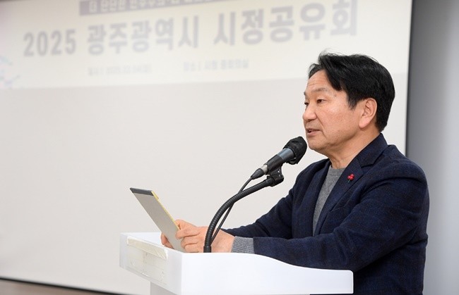 강기정 광주광역시장이 지난 4일 오후 시청 중회의실에서 열린 ‘2025 광주시 시정공유회’에 참석해 인사말을 하고 있다. /광주광역시 제공