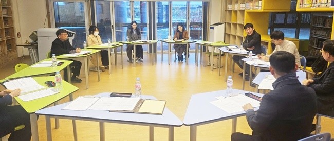 전라남도교육청, 교육부 관계자들이 무안행복초에서 늘봄학교 프로그램 준비 현황을 점검하고 있다.