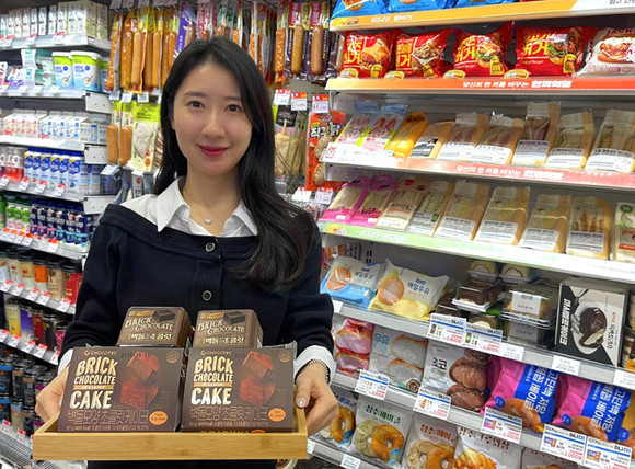 모델이 '벽돌케이크'와 '벽돌초콜릿'을 선보이고 있다. / GS리테일 제공