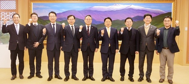 강기정 광주광역시장이 6일 시청 비즈니스룸에서 고기동 행정안전부 장관 직무대행과 환담한 뒤 기념촬영을 하고 있다. /광주광역시 제공