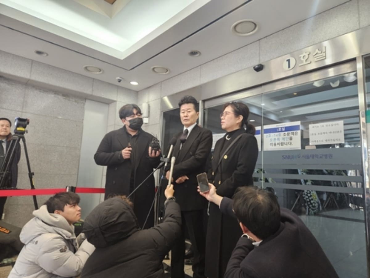 지난 7일 고(故) 송대관 빈소 찾은 가수 태진아(왼쪽)와 이자연 / 연합뉴스