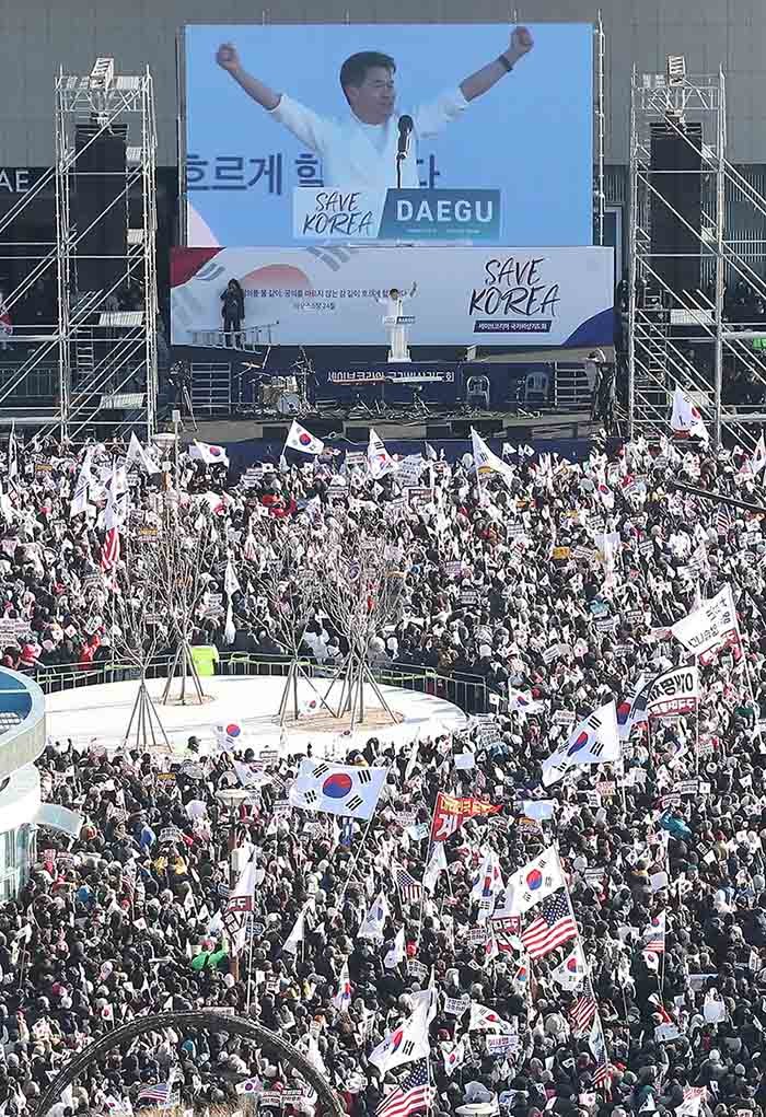 한국사 '일타강사' 전한길이 8일 오후 대구 동구 동대구역 광장에서 열린 '세이브코리아 국가비상기도회'를 찾아 연설하고 있다. / 뉴스1