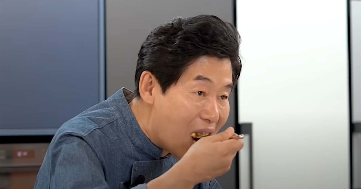 자신이 만든 일본식 중화풍 계란덮밥 '텐신항'을 맛보는 이연복 셰프. / '이연복의 복주머니' 유튜브 영상 캡처