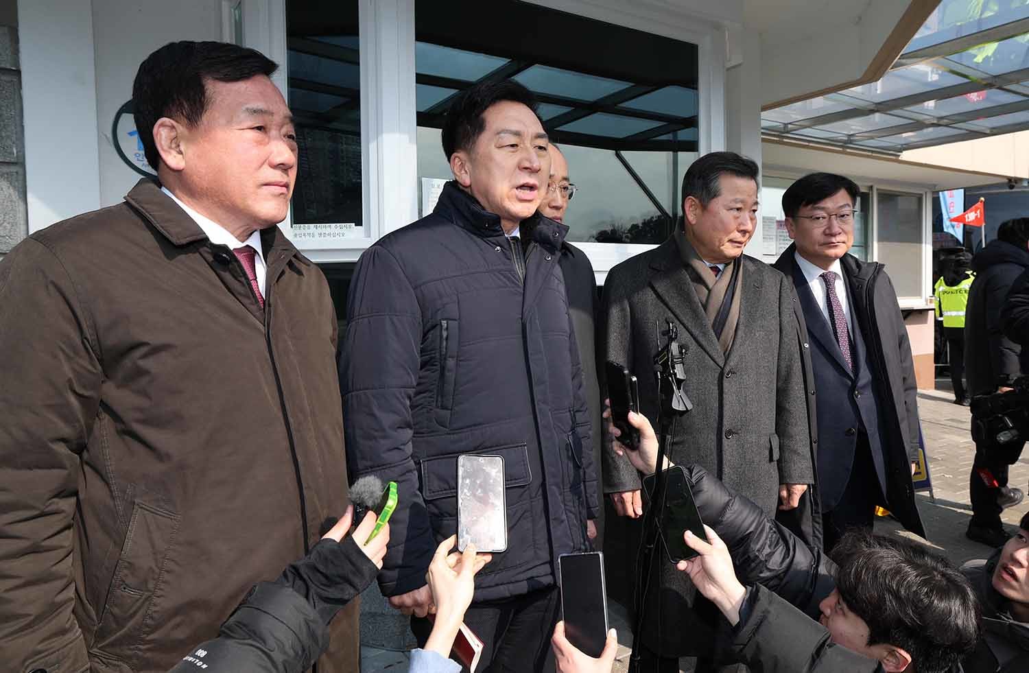 김기현 국민의힘 의원이 10일 오후 경기 의왕시 서울구치소 앞에서 국민의힘 의원들과 함께 윤석열 대통령 면회를 마친 후 취재진 질문에 답하고 있다. / 뉴스1