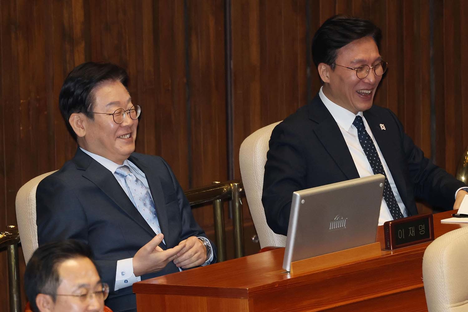 이재명 더불어민주당 대표와 김민석 최고위원이 11일 서울 여의도 국회 본회의장에서 권성동 국민의힘 원내대표의 교섭단체 대표연설을 들으며 미소 짓고 있다. / 뉴스1