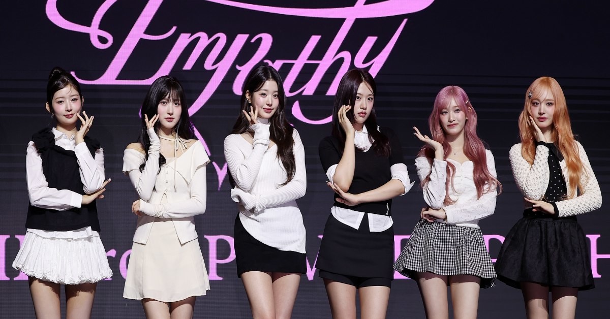 걸그룹 아이브(IVE)의 레이(왼쪽부터), 가을, 장원영, 안유진, 리즈, 이서가 지난 3일 서울 영등포구 여의도 콘래드 호텔에서 열린 세 번째 미니 앨범 ‘아이브 엠파시(IVE EMPATHY)’ 발매 기념 기자간담회에서 포즈를 취하고 있다. / 뉴스1