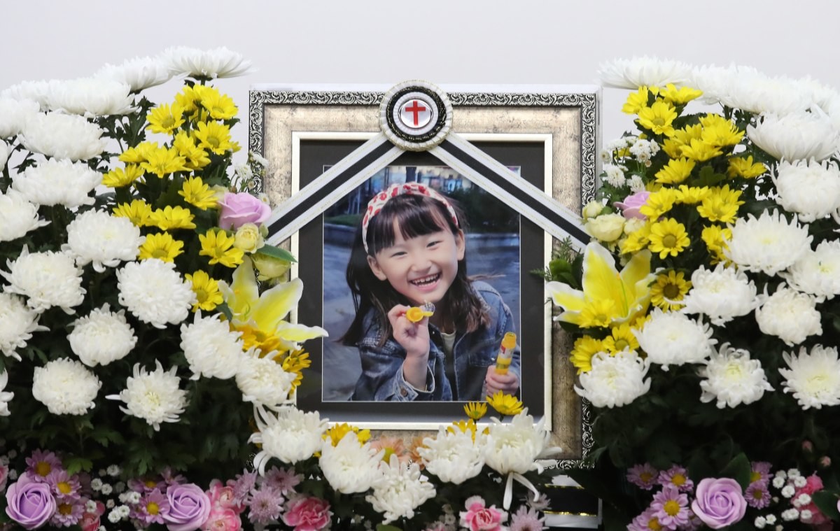 11일 교사가 휘두른 흉기에 찔려 숨진 김하늘 양의 빈소가 대전 서구 건양대병원 장례식장 빈소에 김양의 영정사진이 놓여 있다. / 뉴스1