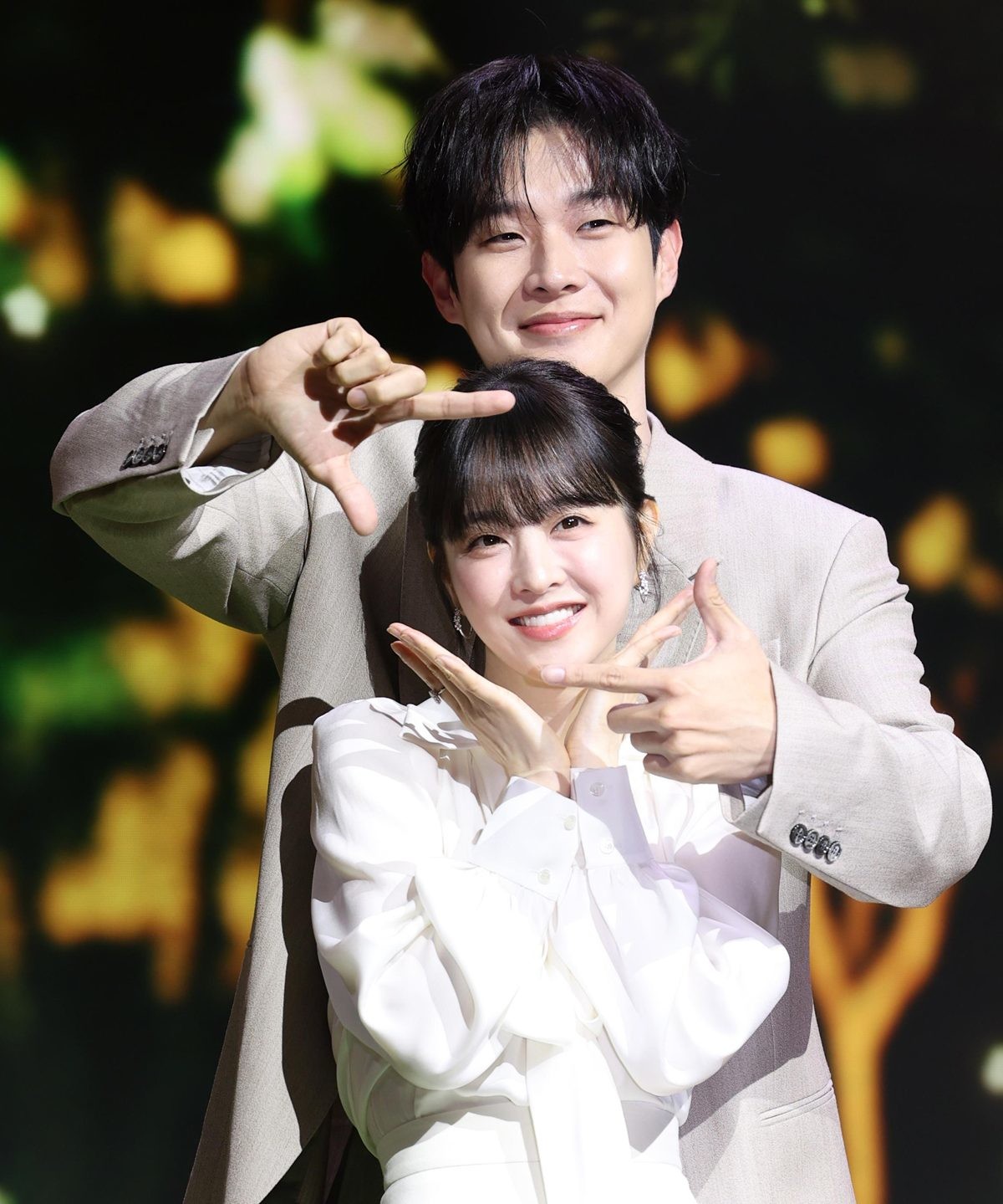 배우 최우식, 박보영이  12일 서울 종로구 JW메리어트 동대문 스퀘어 서울에서 열린 넷플릭스 시리즈 '멜로무비' 제작발표회에서 포즈를 취하고 있다.  / 뉴스1