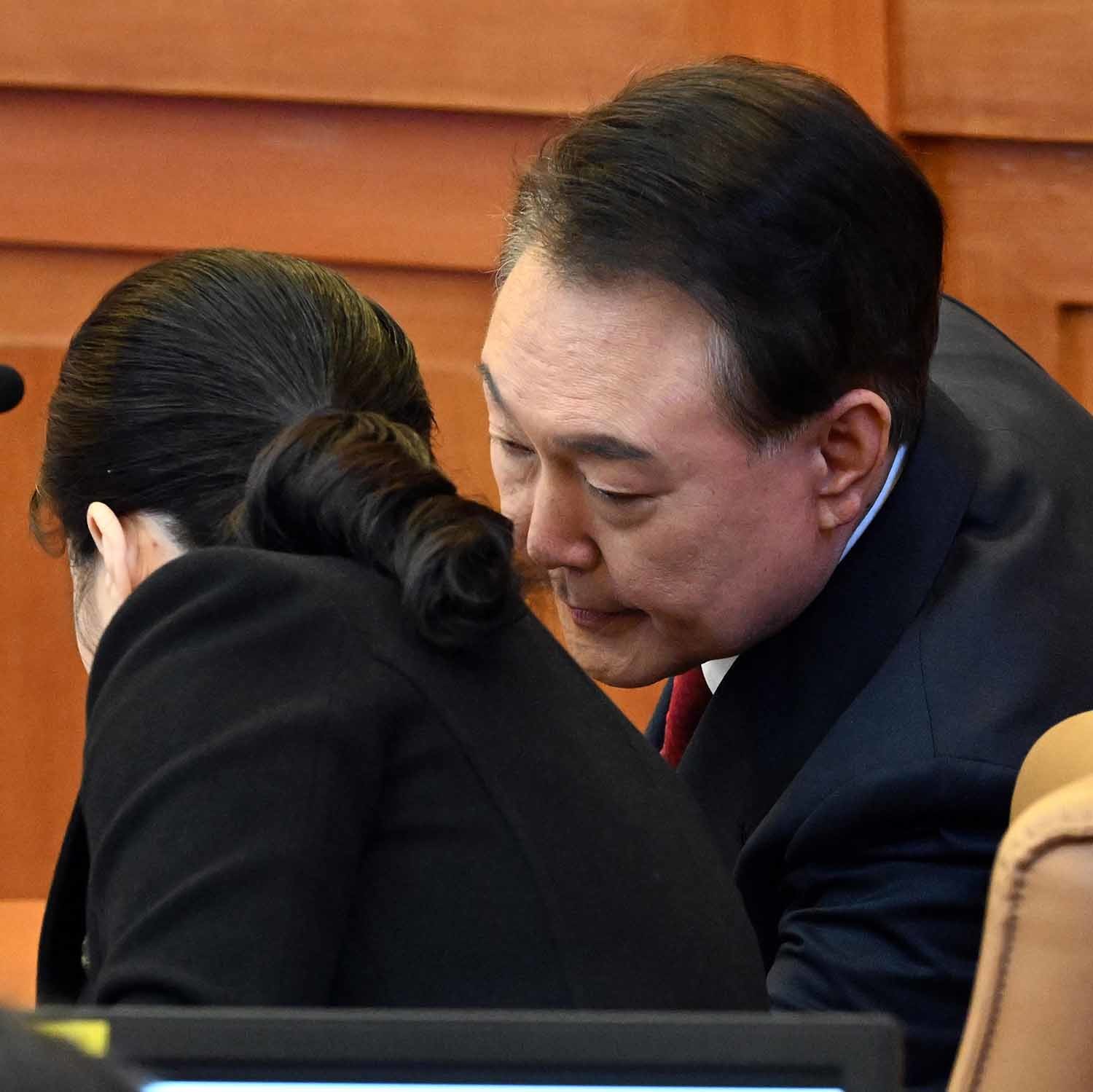 윤석열 대통령이 13일 서울 종로구 헌법재판소에서 열린 윤석열 대통령 탄핵심판 8차 변론에 출석해 변호인단과 대화하고 있다. / 뉴스1