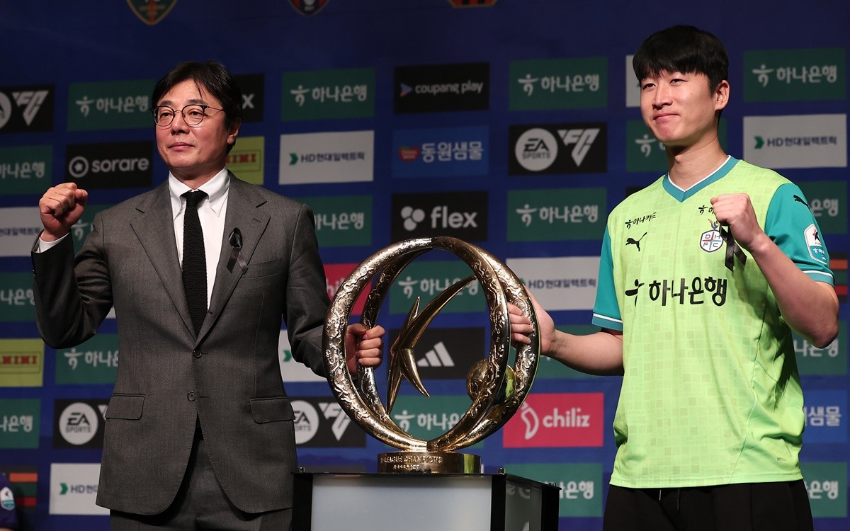 김하늘 양을 추모하는 검은 리본을 달고 K리그1 개막 미디어데이 행사에 참석한 황선홍 감독과 이창근 / 뉴스1