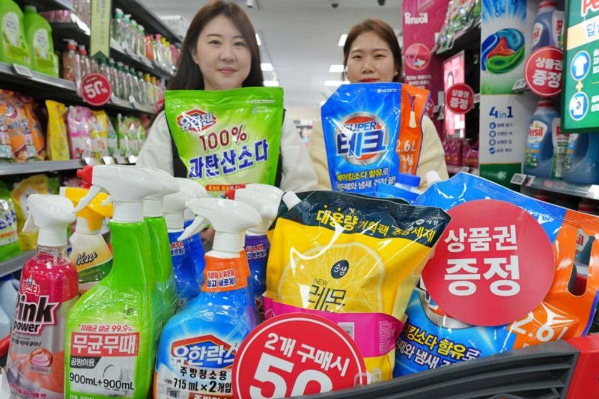 롯데마트 제타플렉스 잠실점 세탁세제 코너에서 직원이 행사상품을 홍보하고 있다. / 롯데마트 제공