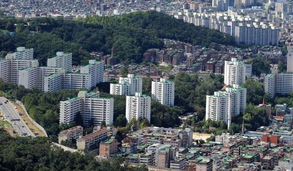 두산건설이 성남 은행주공 재건축 시공사 선정 과정에서 입찰 마감 이후 계약서를 수정해 제출하는 등 불법적 행위가 사실로 드러났다.  / 사진제공=▲ 안전진단 D등급을 받고 재건축에 들어가는 성남시 은행주공아파트