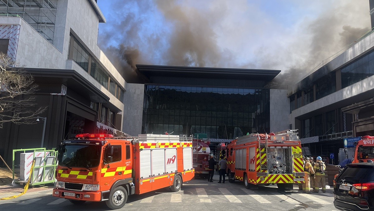 14일 오전 부산 기장군 반얀트리 호텔 신축 공사장에서 화재가 발생해 다수의 사상자가 발생했다. 부산소방재난본부 등에 따르면 119구조대는 화재 현장에 있던 인부 등을 헬기로 구조하는 등 인명 구조에 총력을 기울이고 있다. 불은 이 오전 10시 51분쯤 공사장 B동 1층 풀장 인근에 적재된 단열재에서 처음 발생했다. 소방 당국은 대응 2단계를 발령하고 2시간째 진화작업을 벌이고 있다. / 뉴스1 (부산경찰청 제공)