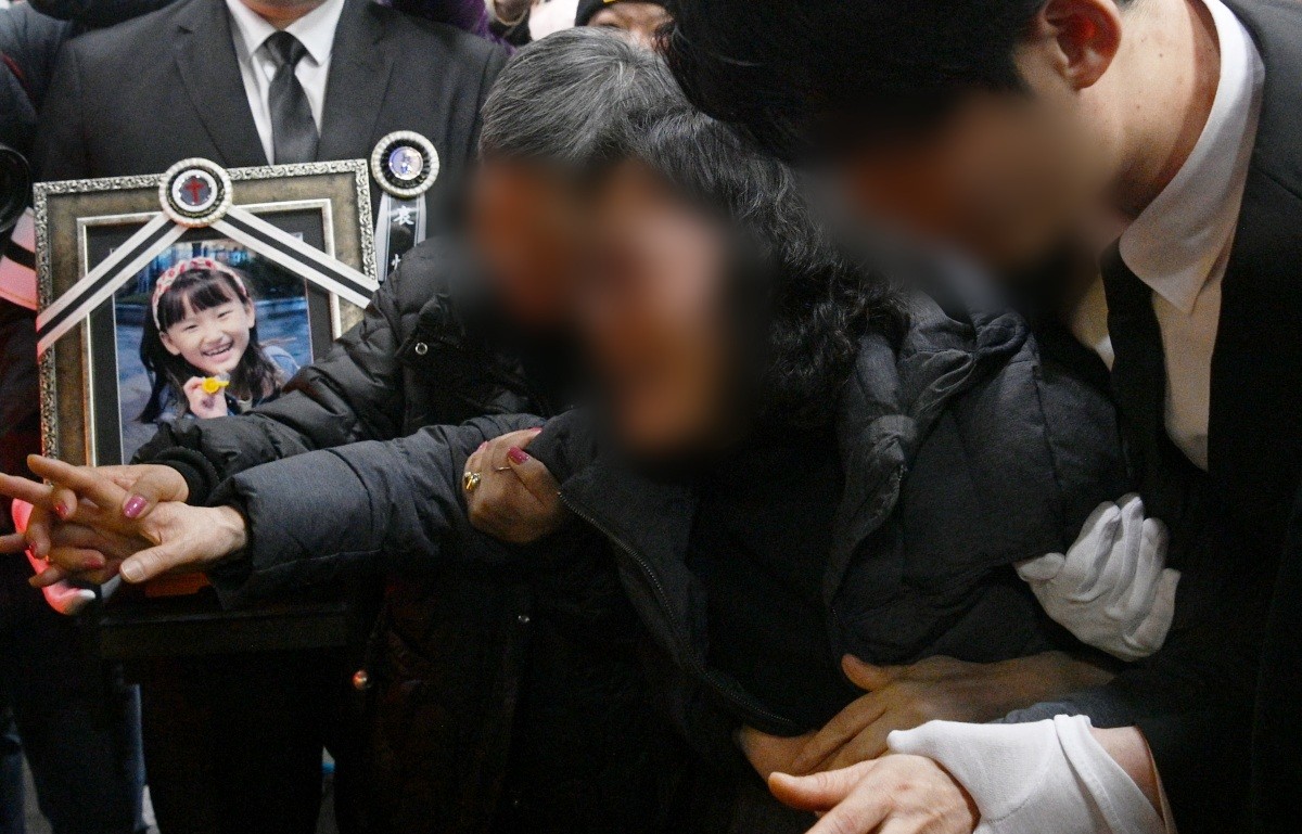 오열하는 하늘이 유가족 / 뉴스1