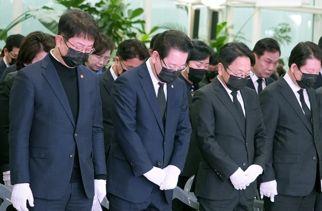 김영록 전라남도지사가 15일 무안국제공항에서 열린 ‘12·29 제주항공 여객기 참사 희생자 49재 합동위령제’에서 묵념하고 있다.