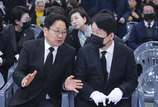 강기정 광주광역시장(왼쪽)이 15일 오전 전남 무안국제공항 분향소 앞에서 열린 '12·29 제주항공 여객기 참사 희생자 49재 합동위령제'에 참석해 권영진 국회 제주항공여객기참사특위 위원장과 대화를 나누고 있다./광주광역시 제공