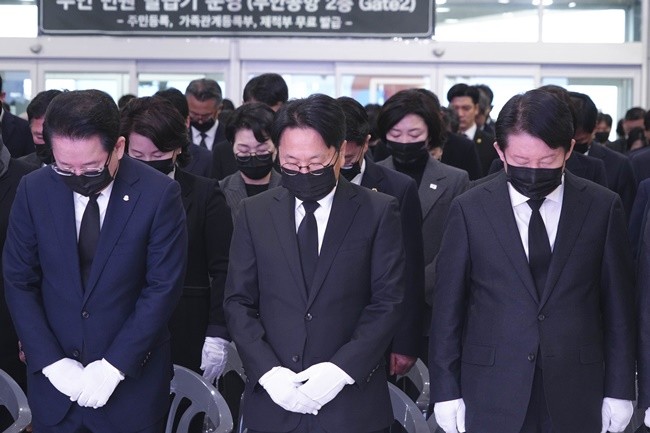 강기정 광주광역시장이 15일 오전 전남 무안국제공항 분향소 앞에서 열린 '12·29 제주항공 여객기 참사 희생자 49재 합동위령제'에 참석해 묵념을 하고 있다./광주광역시 제공