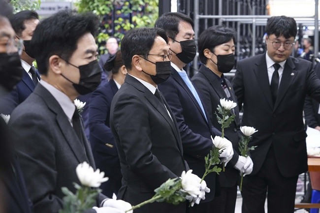 강기정 광주광역시장이 15일 오전 전남 무안국제공항 분향소 앞에서 열린 '12·29 제주항공 여객기 참사 희생자 49재 합동위령제'에 참석해 헌화를 하고 있다./광주광역시 제공