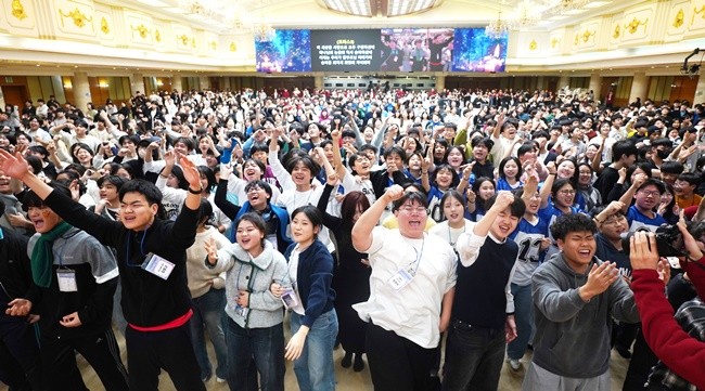 2025 신한국 성화총회에서 열띤 율동과 함께 찬양노래를 부르는 성화학생들