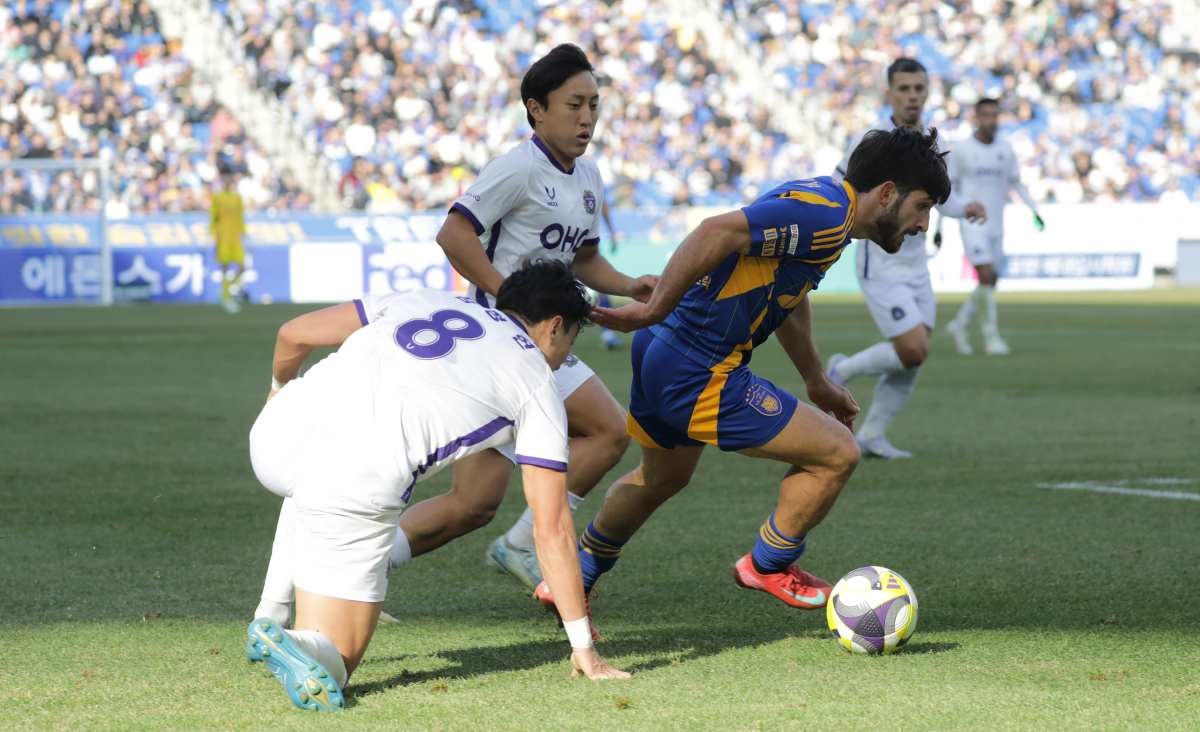 끝까지 공쫒는 라카바. / 뉴스1