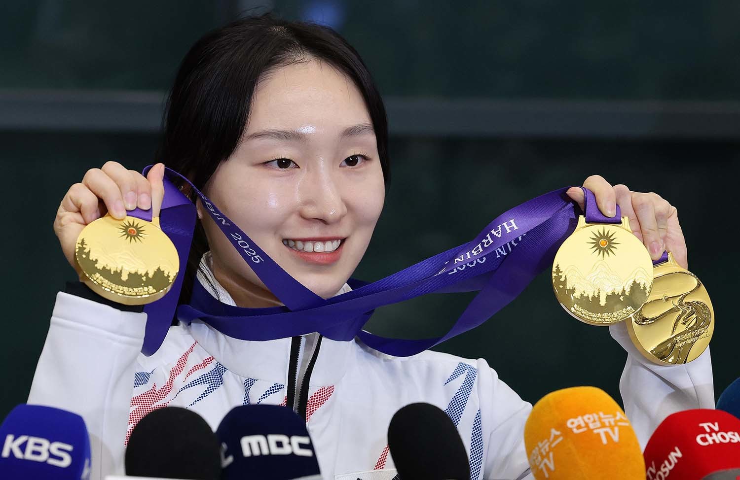 쇼트트랙 국가대표 최민정이 제9회 하얼빈 동계아시안게임 출전을 마치고 10일 오후 인천국제공항을 통해 귀국해 취재진과 인터뷰를 마치고 금메달을 들어보이고 있다. 쇼트트랙 국가대표팀은 이번 대회에서 금메달 6개, 은메달 4개, 동메달 3개를 수확했다. / 뉴스1