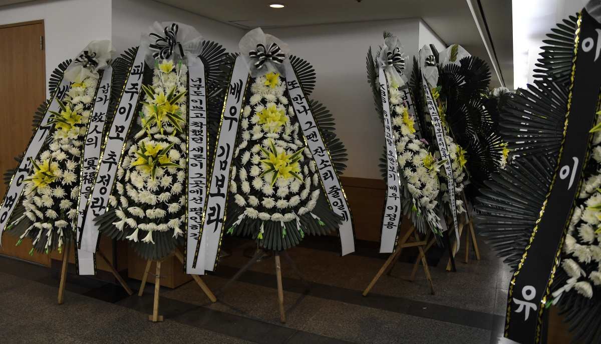 17일 서울 송파구 서울아산병원 장례식장에 마련된 배우 김새론의 빈소에 동료 등이 보낸 근조화환이 놓여 있다. / 뉴스1