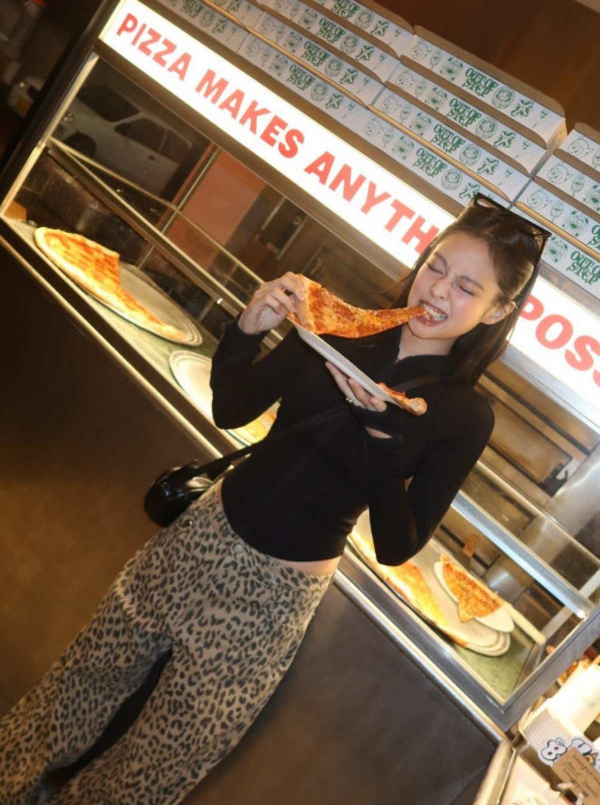 레오파드 팬츠 입은  제니.  / 제니 인스타그램