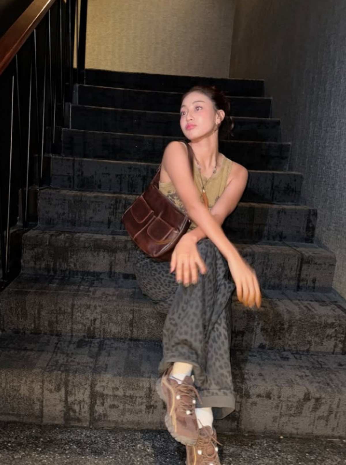 레오파드 팬츠 착용한 지효. / 지효 인스타그램