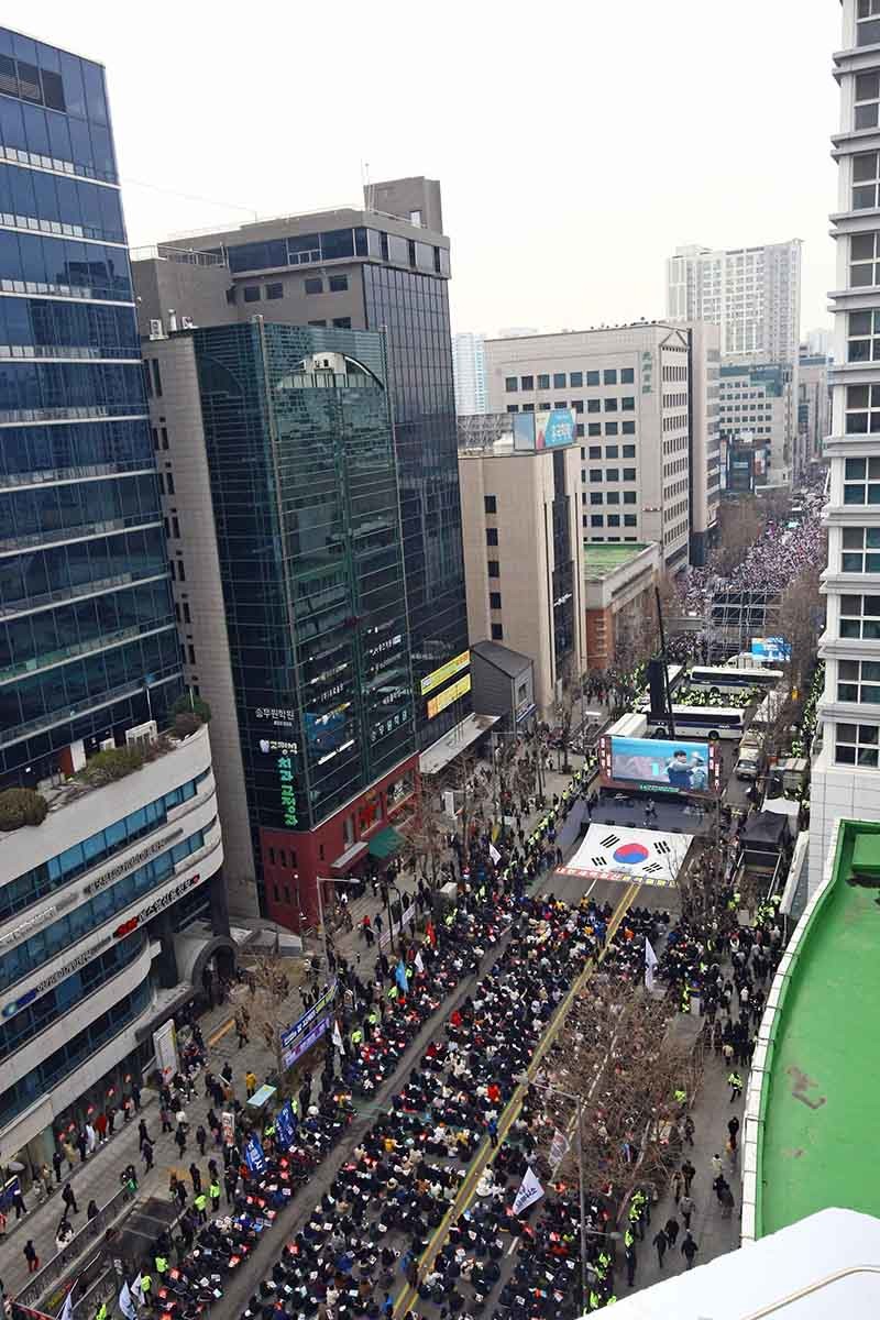 15일 오후 광주 동구 금남로 일대에서 윤석열 탄핵 찬성 집회와 반대 집회가 열리고 있다. / 뉴스1