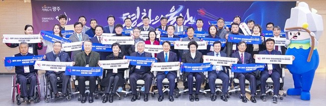 강기정 광주광역시장이 지난해 12월16일 오후 시청 중회의실에서 열린 ‘광주 2025 현대세계양궁선수권대회 및 세계장애인양궁선수권대회 조직위원회 창립총회’에 참석해 조직위원, 양궁 관계자 등과 세계양궁선수권대회 성공개최를 다짐하며 구호를 외치고 있다./광주광역시 제공