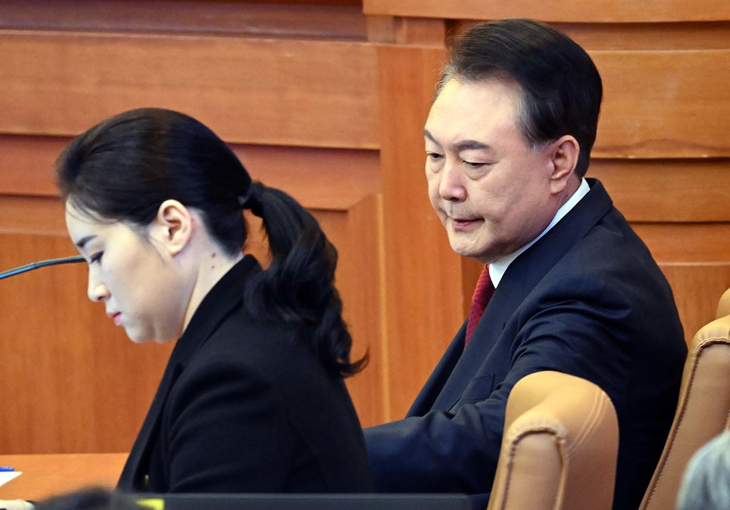 윤석열 대통령이 13일 서울 종로구 헌법재판소에서 열린 탄핵심판 8차 변론에 출석해 변호인과 대화하고 있다. / 뉴스1