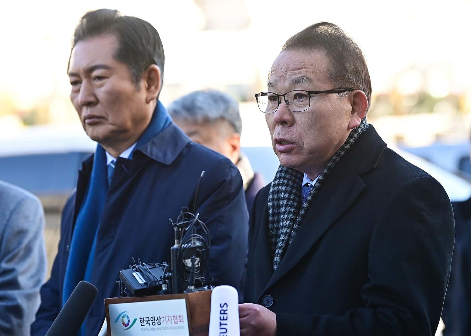 국회 측 탄핵소추대리인단 공동대표인 김이수(오른쪽) 전 헌법재판소장이 13일 오전 서울 종로구 헌법재판소에서 열리는 탄핵 심판 8차 변론기일에 출석해 입장을 밝히고 있다. / 뉴스1