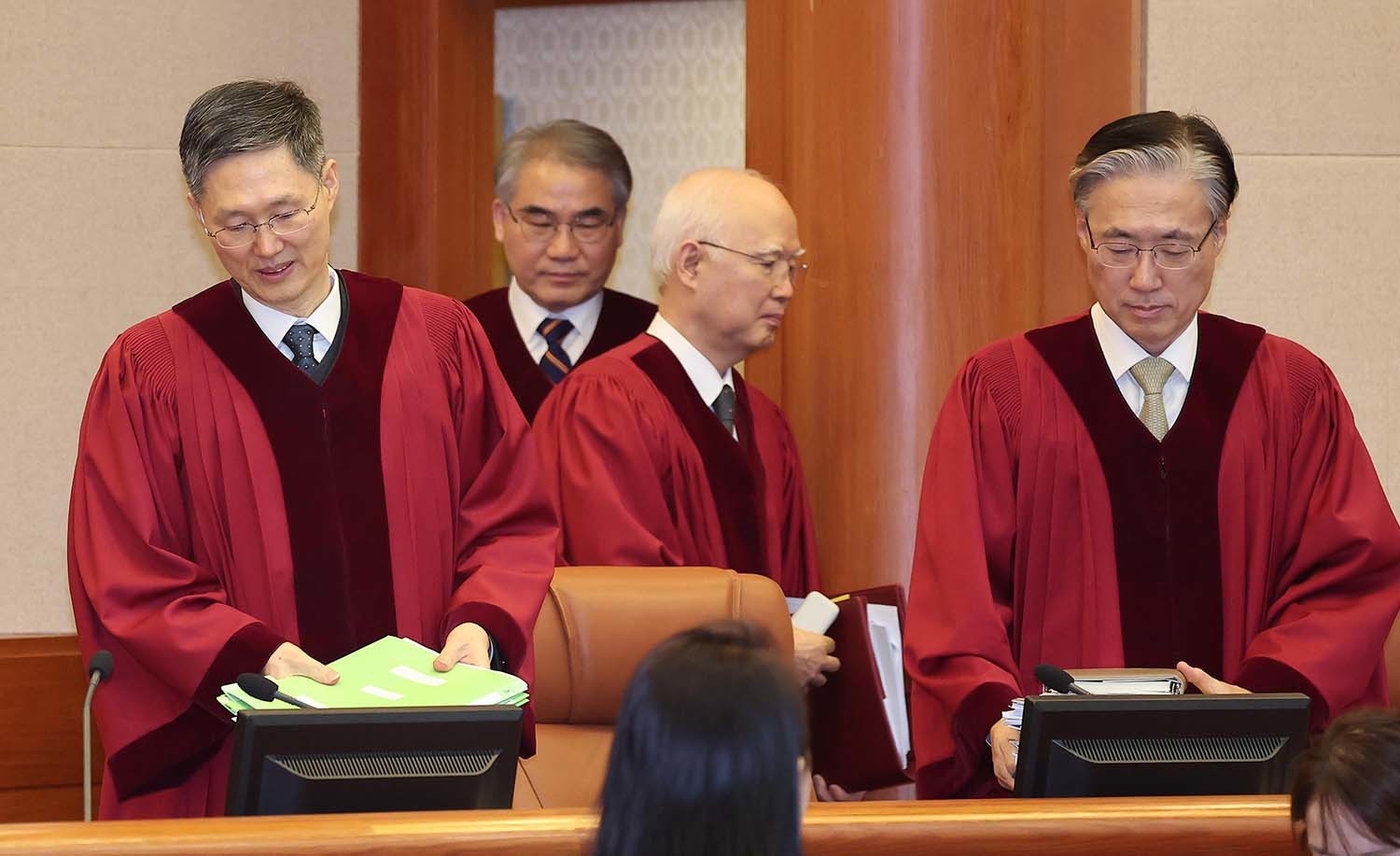 문형배 헌법재판소 소장 권한대행을 비롯한 헌법재판관들이 17일 오후 서울 종로구 헌법재판소 대심판정에서 열린 이창수 서울중앙지검장, 조상원 중앙지검 4차장, 최재훈 중앙지검 반부패수사2부장 탄핵 심판 첫 정식 변론에 참석하고 있다. / 뉴스1