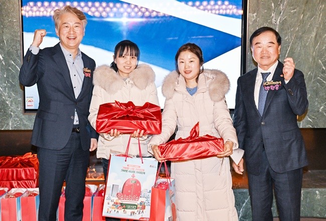 김이강 광주 서구청장과 박철홍 광주사회복지공동모금회 회장은 지난 17일 서구아너스 출범 100일 간담회에서 모국 방문 지원을 받은 결혼 이민자들과 함께 기념촬영을 하고 있다.