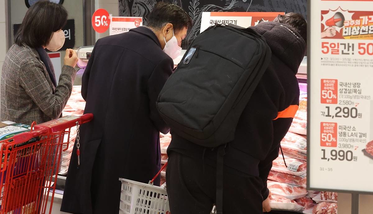 대형마트 정육 코너에서 장을 보는 시민들. 자료 사진 / 뉴스1