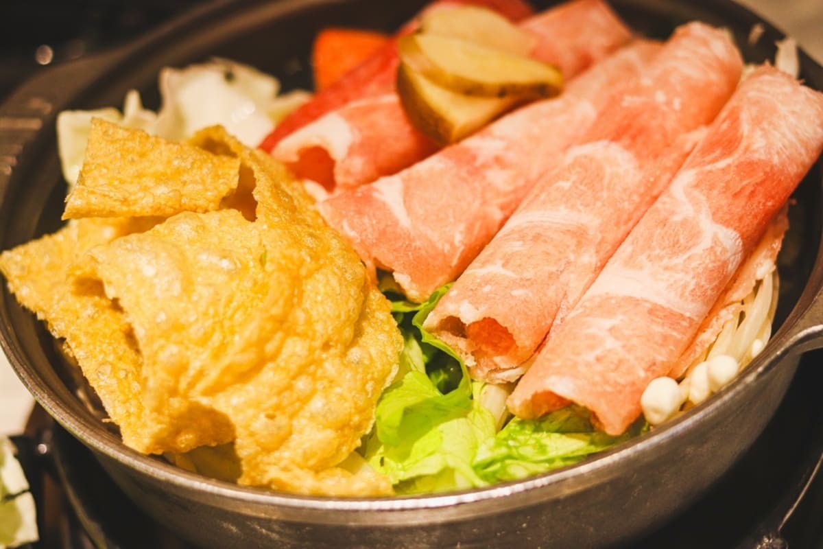 유부로 만든 전골 요리 예시 / Chung Yi Fang-shutterstock.com