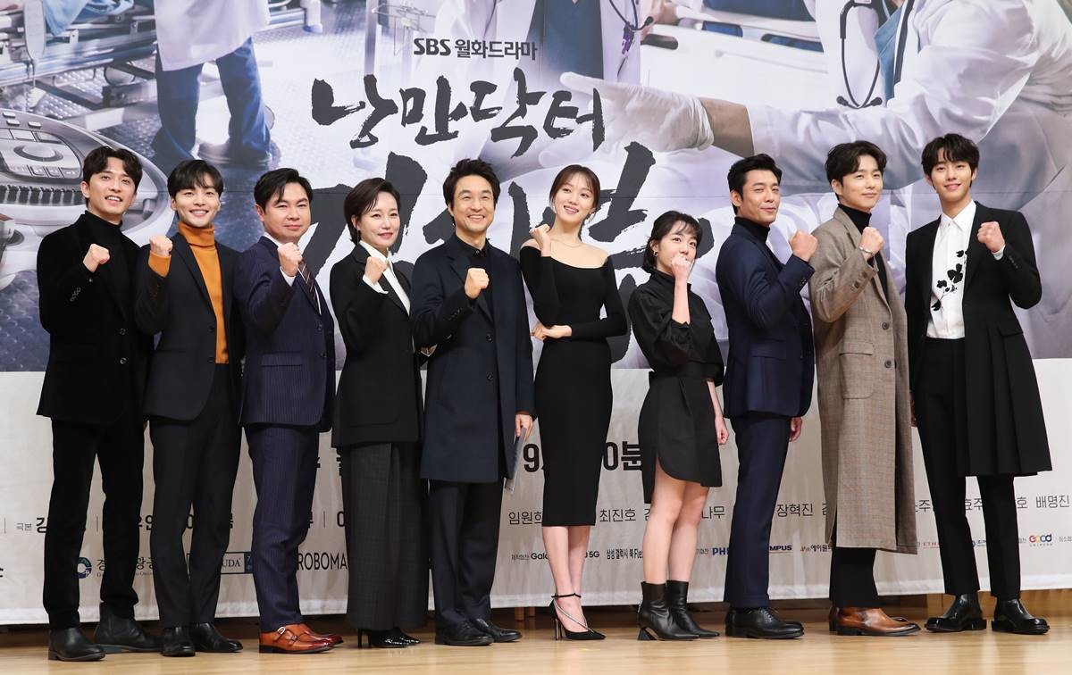 2020년 1월 6일 오후 서울 SBS 목동에서 열린 SBS 월화드라마 '낭만닥터 김사부2' 제작발표회에 참석한 배우 윤나무(왼쪽부터), 김민재, 임원희, 진경, 한석규, 유인식 PD, 소주연, 이성경, 김주헌, 신동욱, 안효섭이 포즈를 취하고 있다 / 뉴스1