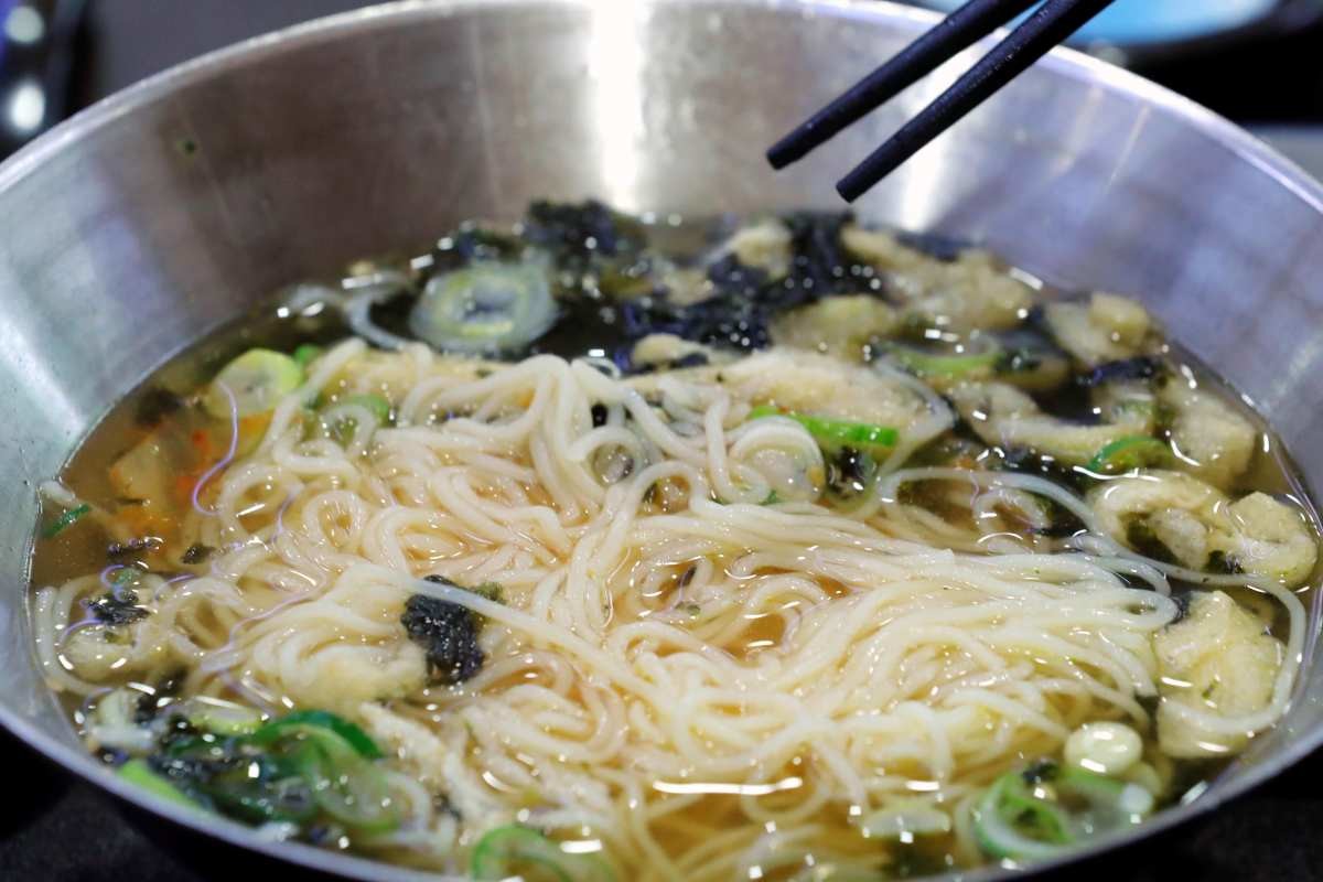 담백하고 깔끔한 맛으로 인해 외국인들의 입맛을 사로잡고 있는 잔치국수. 자료사진. / 연합뉴스