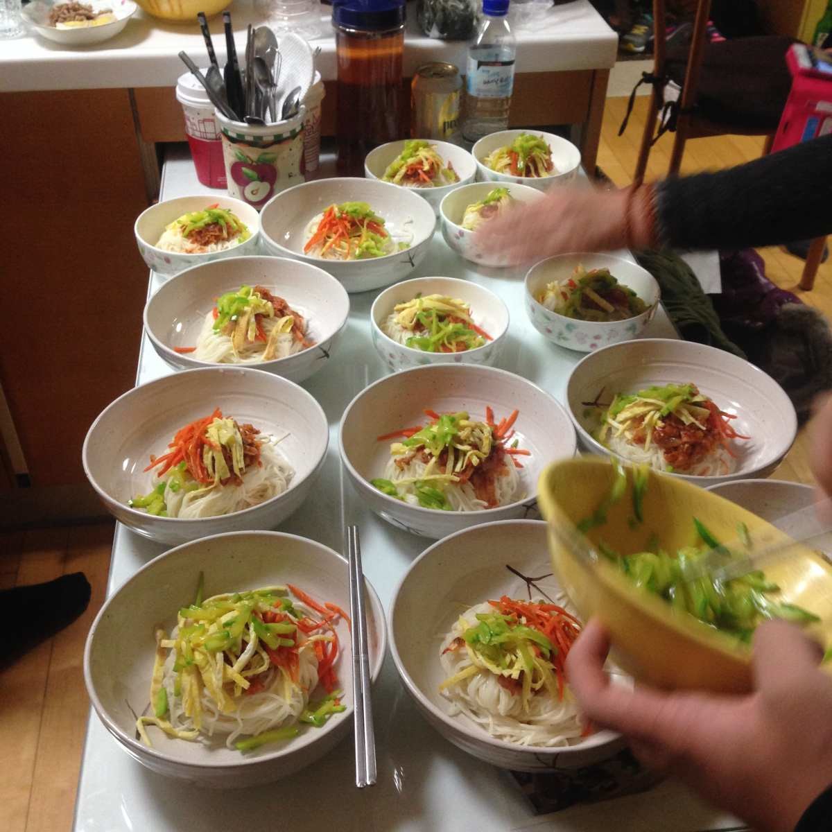 담백한 멸치 육수와 부드러운 면발로 구성된 잔치국수는 한국에서 잔칫날이나 특별한 행사에 자주 등장하는 음식. 자료사진. / 연합뉴스