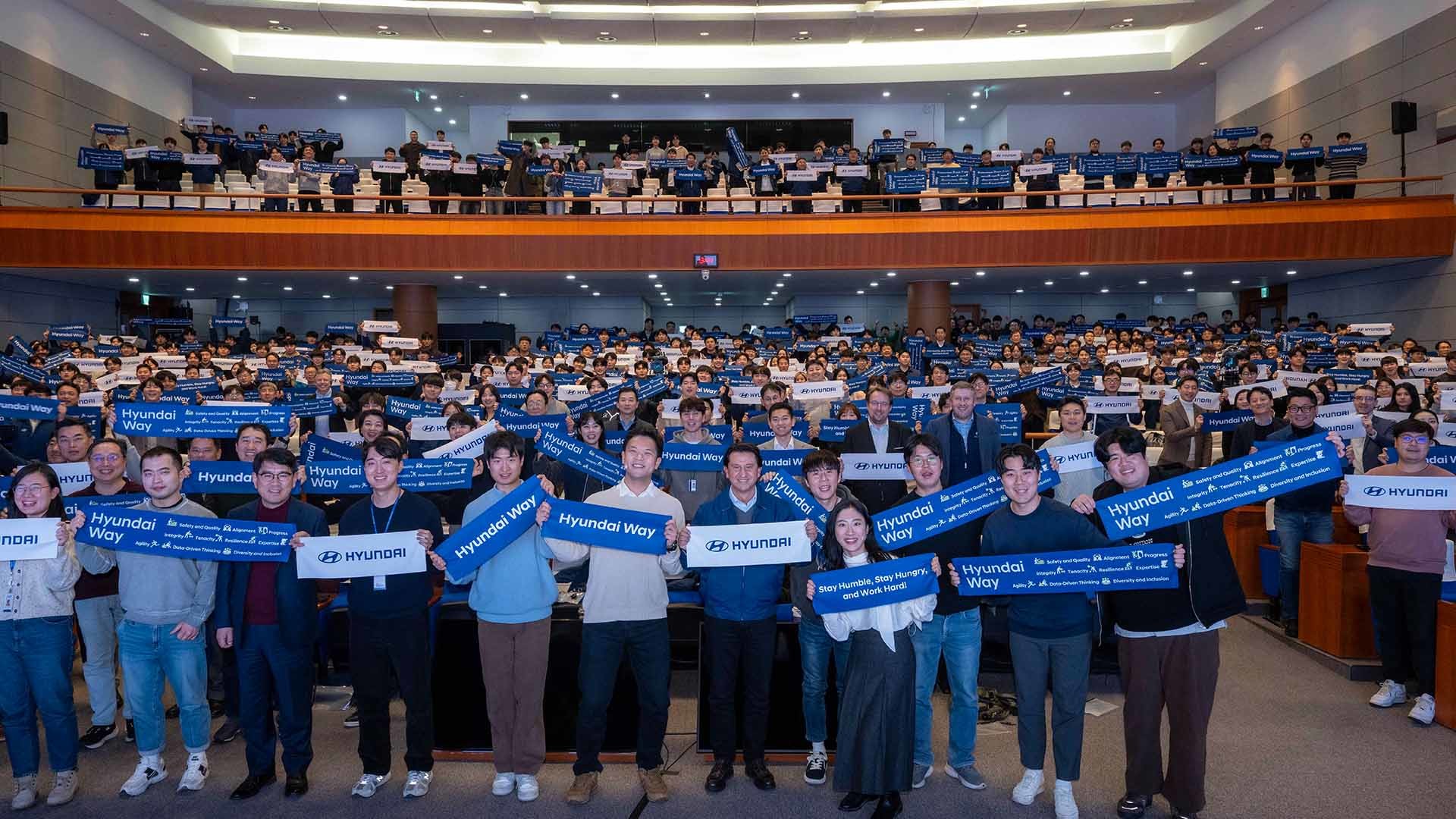 타운홀 미팅이 끝난 후 호세 무뇨스 현대차 CEO와 임직원이 기념 사진을 촬영하고 있다. / 현대자동차